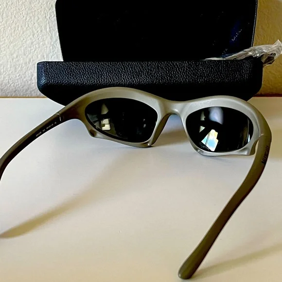 BAT RECTANGLE SUNGLASSES IN SILVER